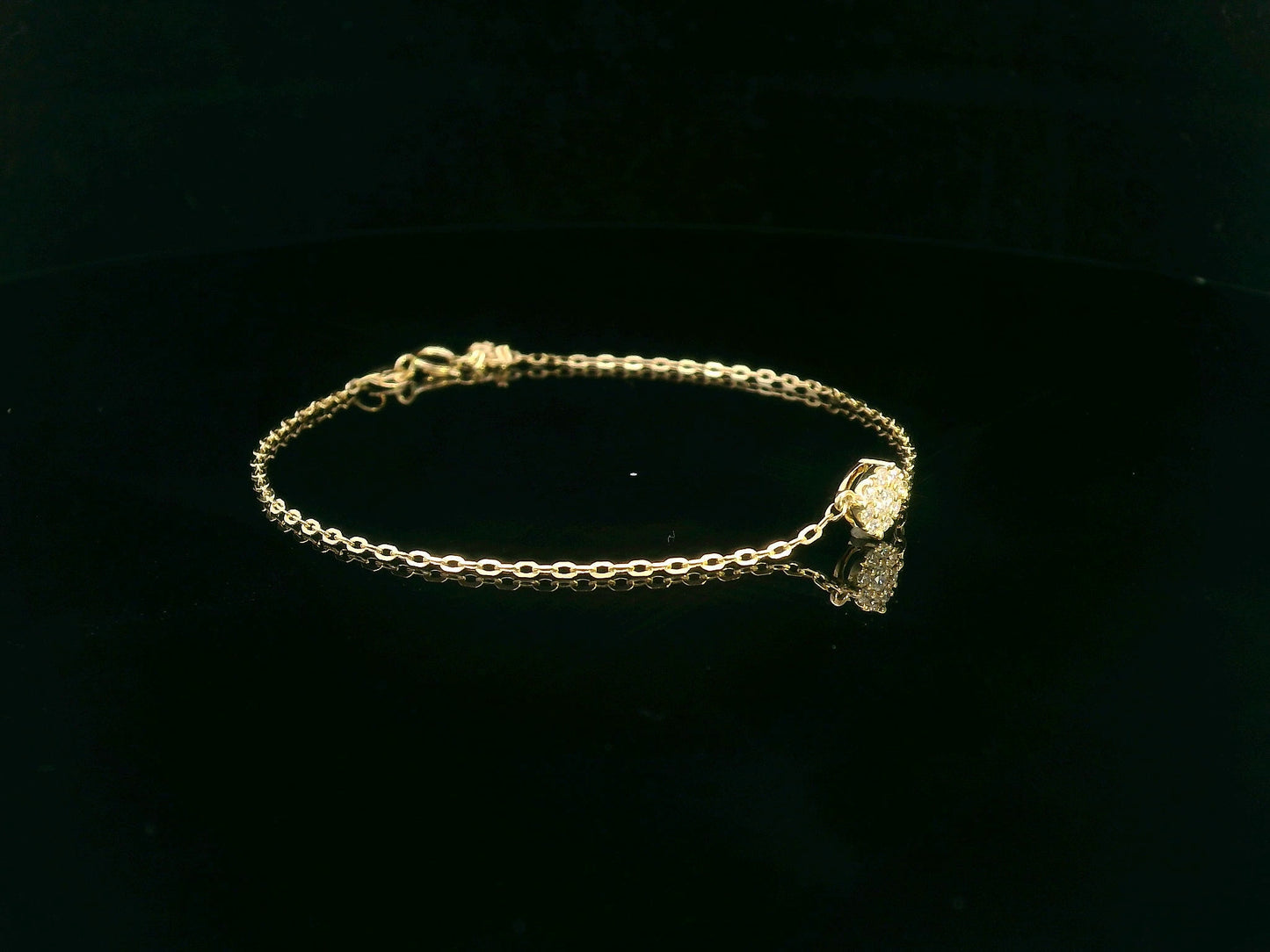 18K yellow gold chain bracelet with a 0.15 carat round diamond cluster centerpiece
