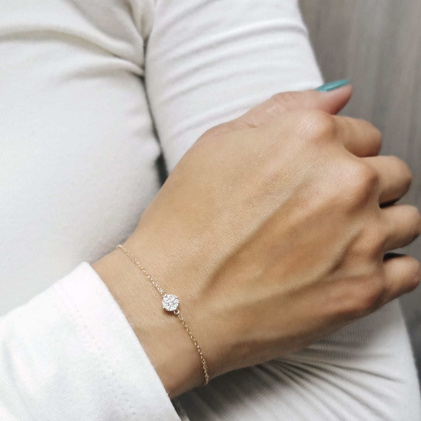 18K yellow gold chain bracelet with a 0.15 carat round diamond cluster centerpiece