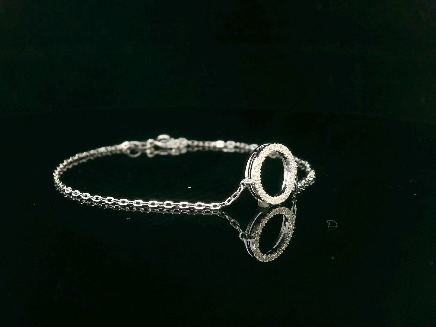 18K White Gold Bracelet with Open Circle and 0.12ct Diamonds