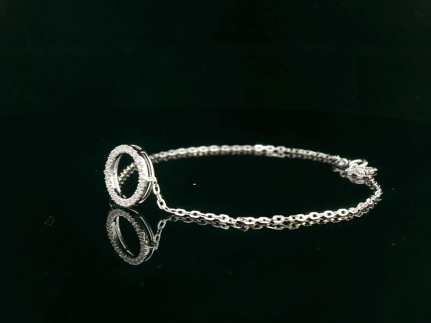 18K White Gold Bracelet with Open Circle and 0.12ct Diamonds