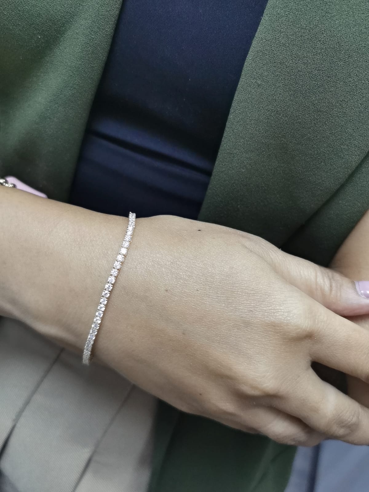 18K yellow gold tennis bracelet set with 3.74 carats of round-cut diamonds