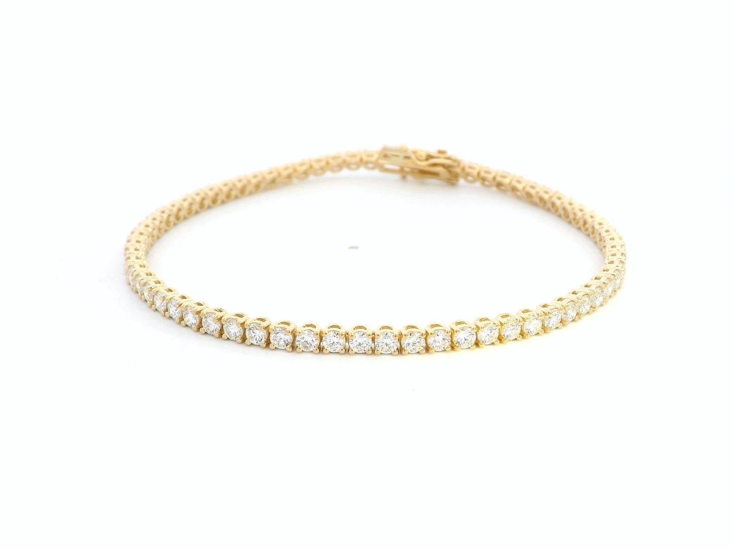 18K yellow gold tennis bracelet set with 3.74 carats of round-cut diamonds