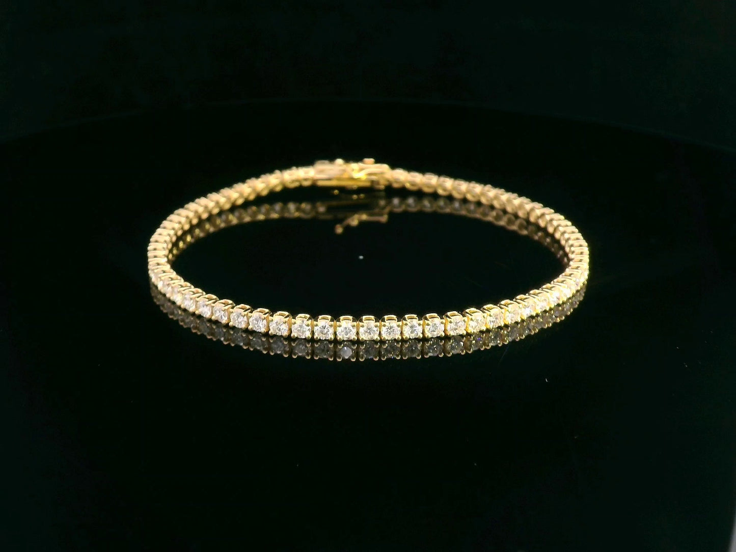 18K yellow gold tennis bracelet set with 3.74 carats of round-cut diamonds