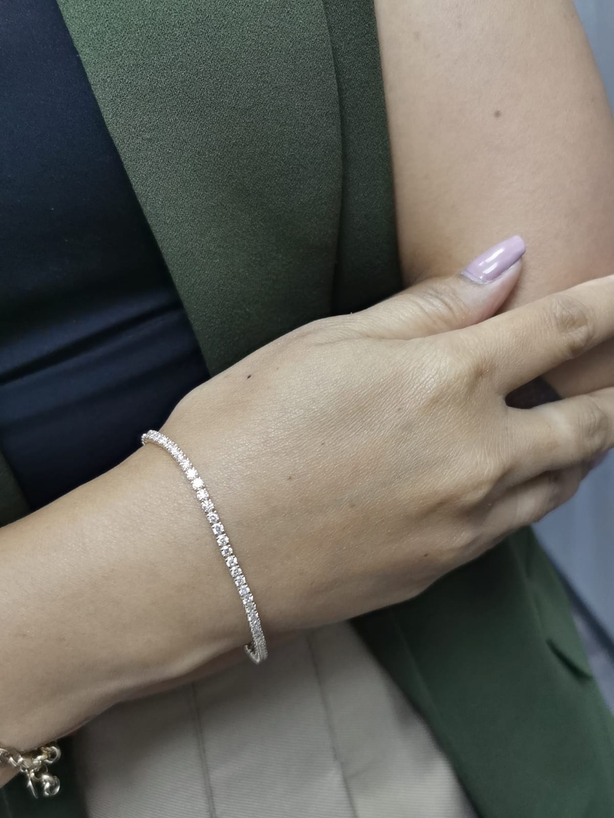18K yellow gold tennis bracelet set with 3.74 carats of round-cut diamonds