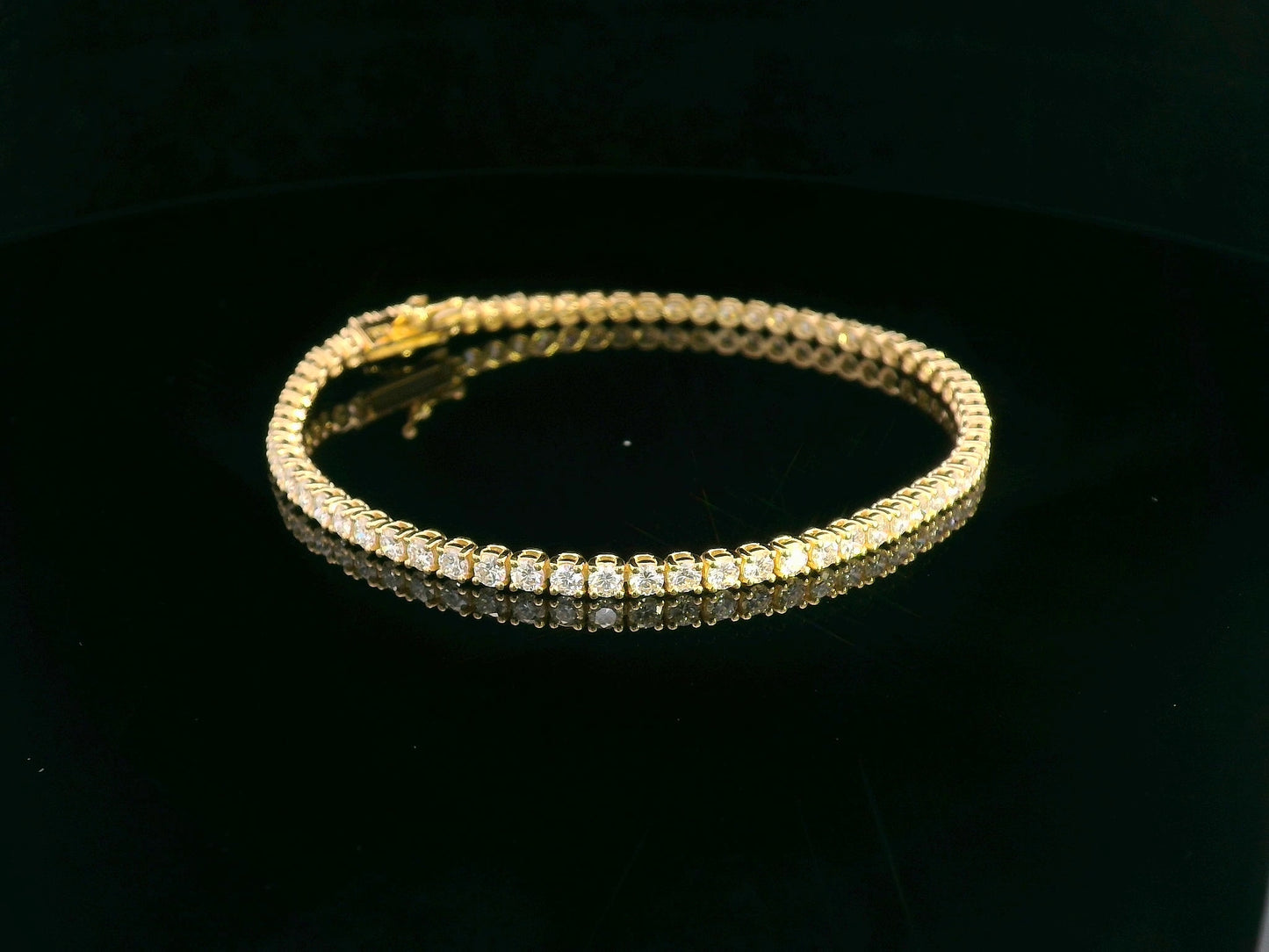 18K yellow gold tennis bracelet set with 3.74 carats of round-cut diamonds