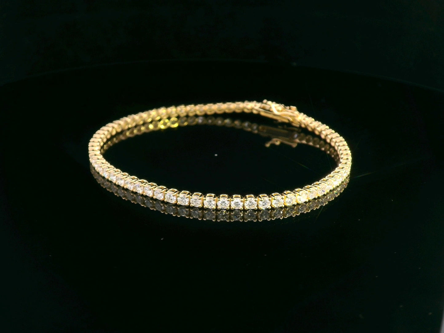18K yellow gold tennis bracelet set with 3.74 carats of round-cut diamonds