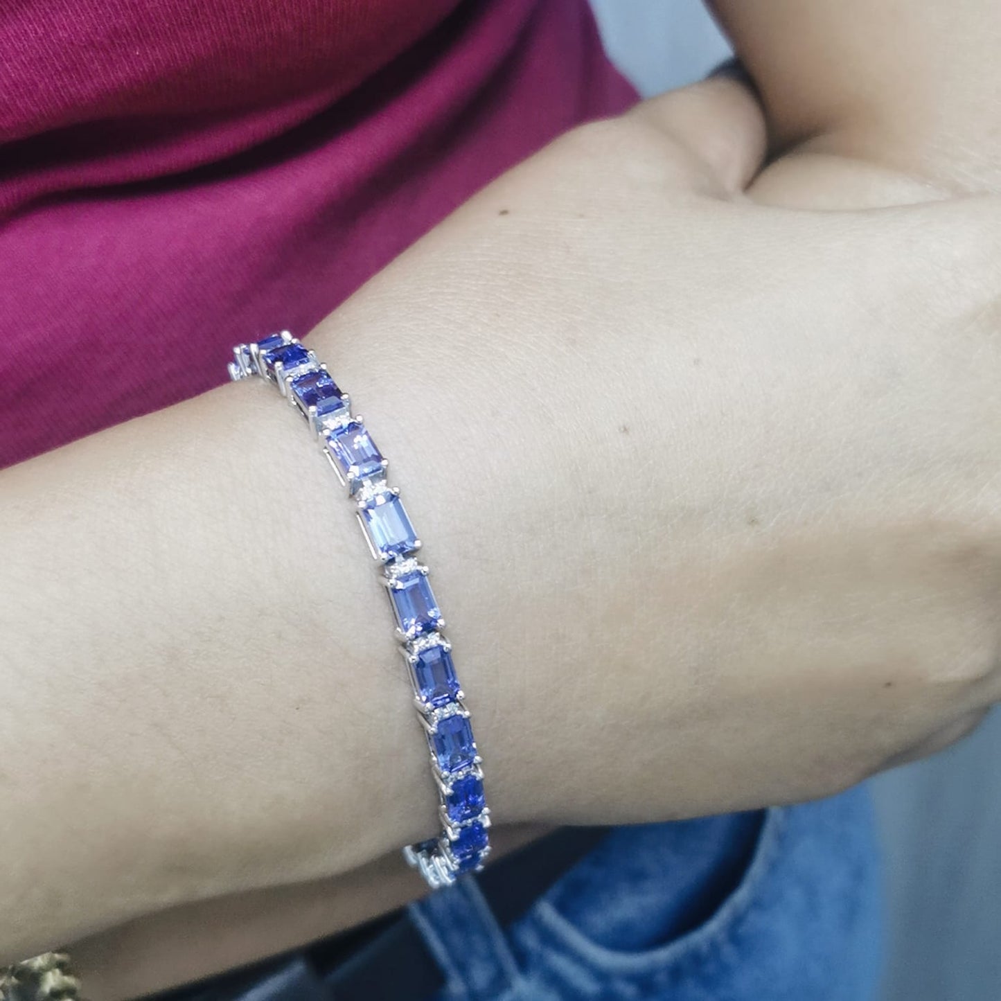 Tanzanite gemstone bracelet with round diamonds in 18K gold
