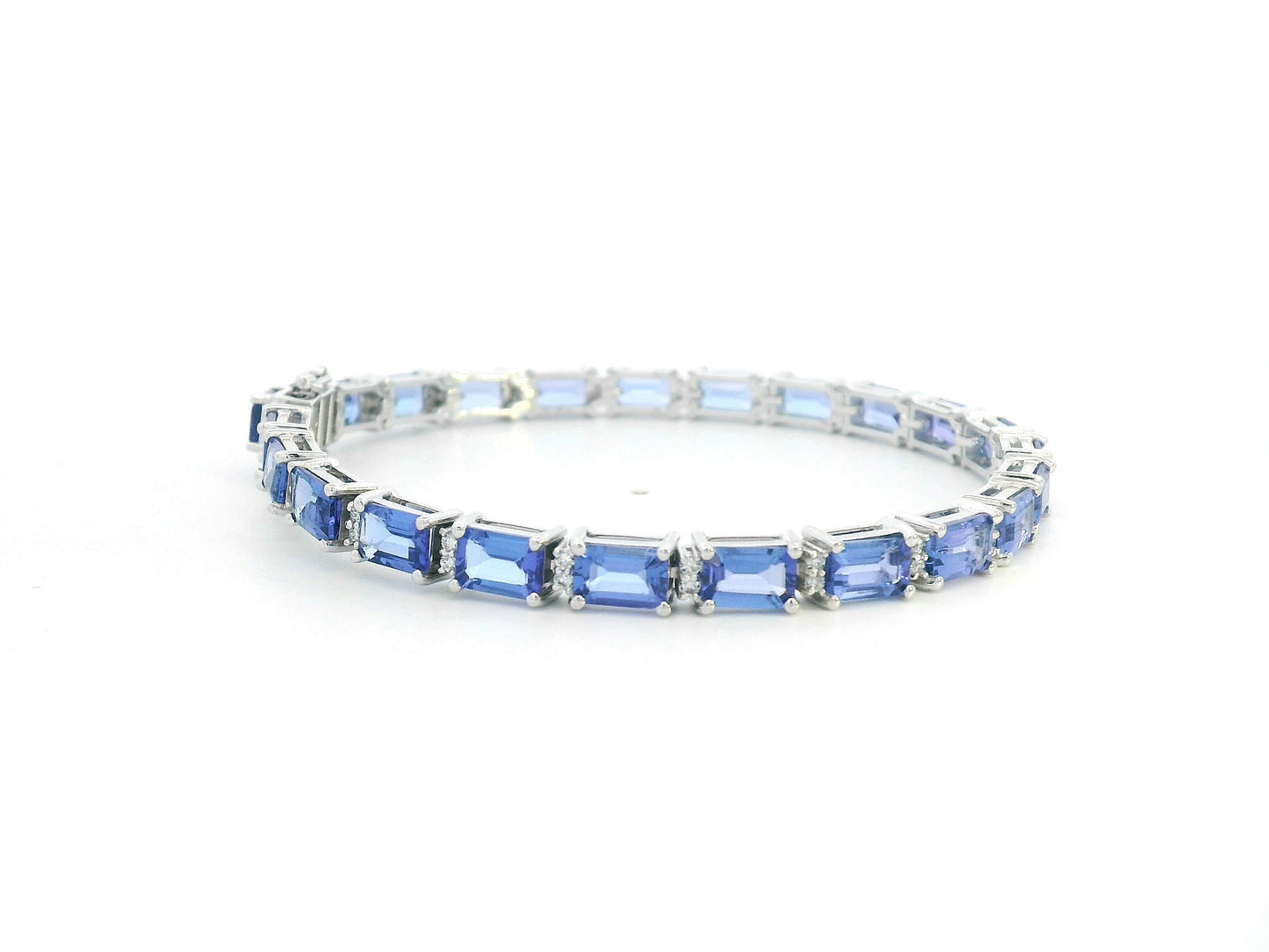Tanzanite gemstone bracelet with round diamonds in 18K gold