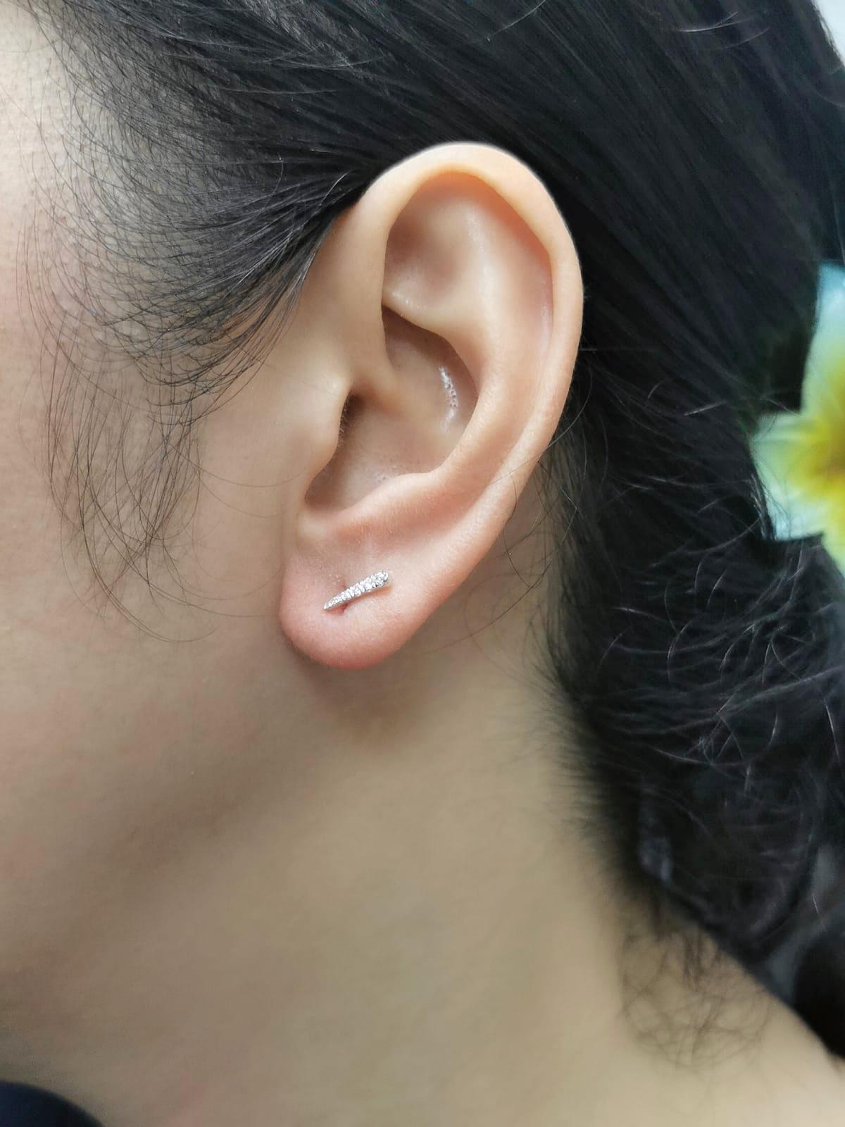 18K gold bar stud earrings with round-cut diamonds totaling 0.13 carats, featuring a sleek and minimalist design