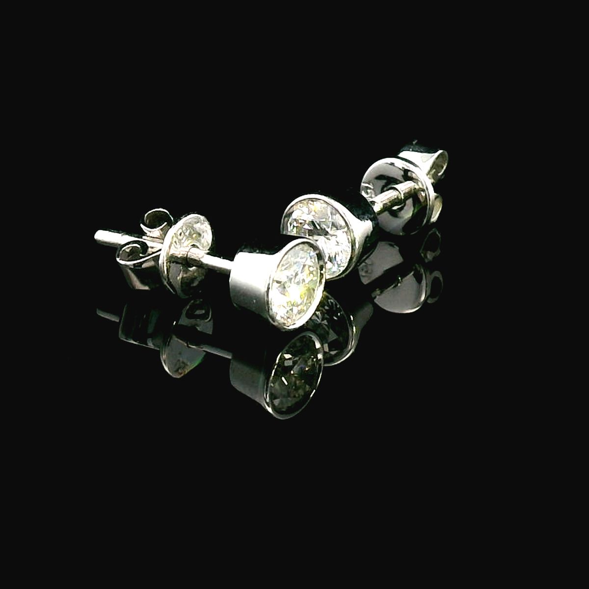 18K Gold Bezel-Set Diamond Stud Earrings – 0.56 Carat Total Weight – Classic Fine Jewelry.