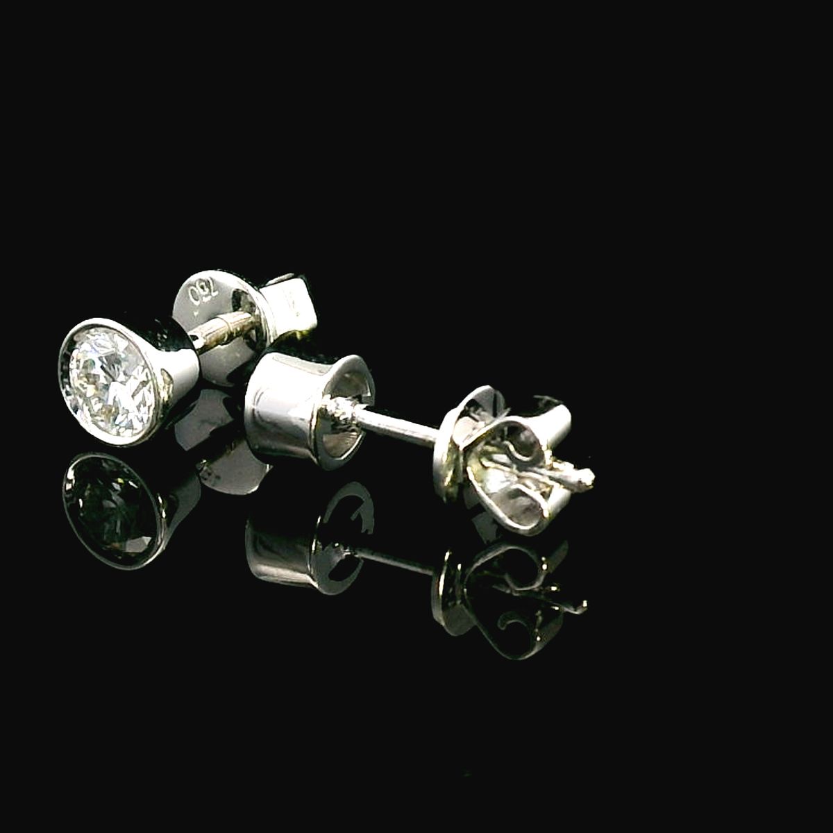 18K Gold Bezel-Set Diamond Stud Earrings – 0.56 Carat Total Weight – Classic Fine Jewelry.
