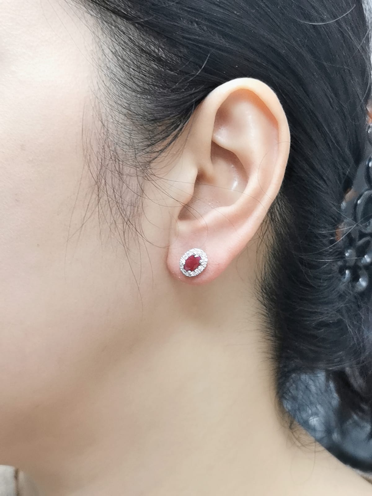 White gold earrings with oval rubies (1.52 CT) and a halo of sparkling diamonds (0.33 CT). Classic and elegant fine jewelry.