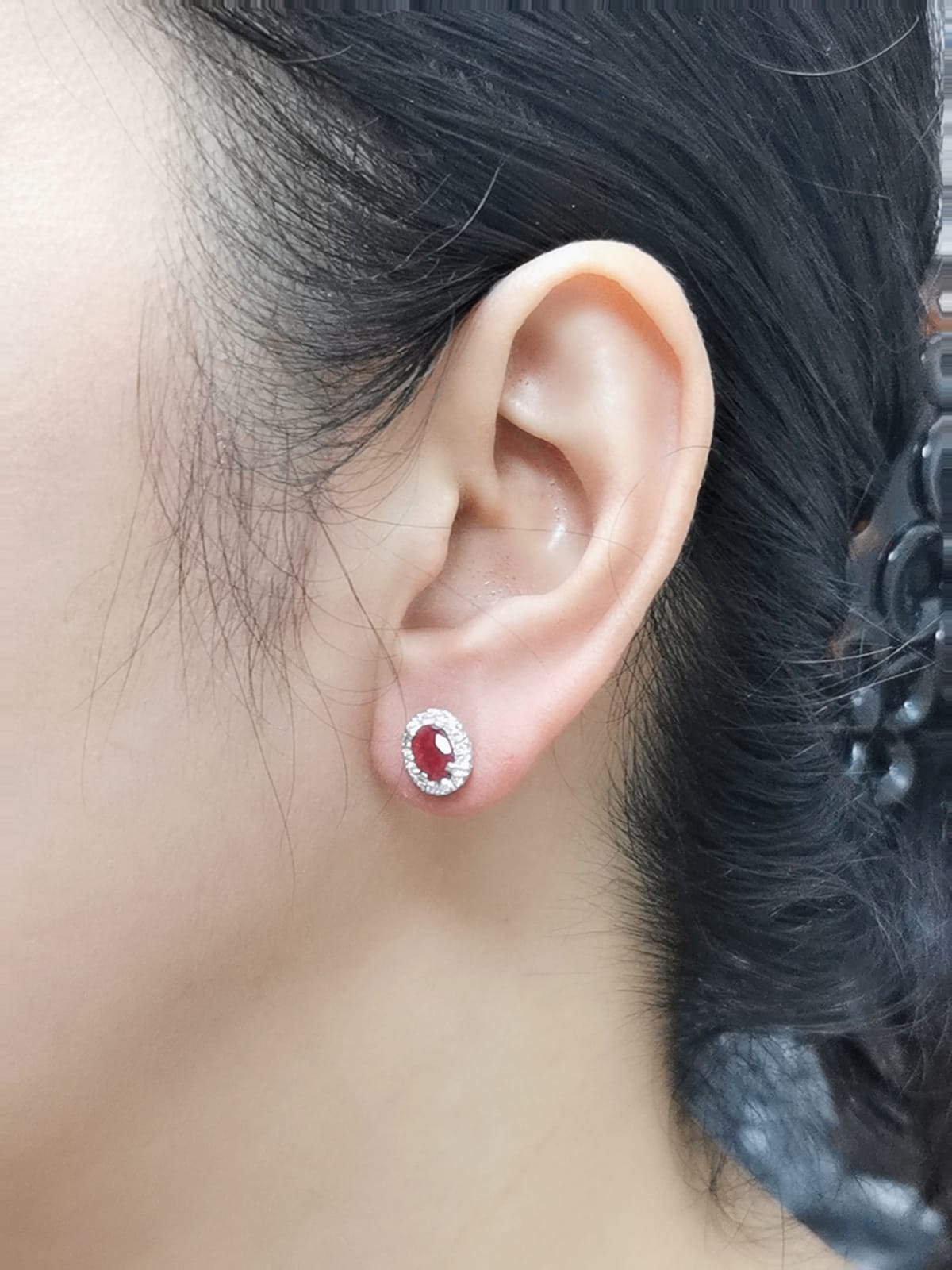 White gold earrings with oval rubies (1.52 CT) and a halo of sparkling diamonds (0.33 CT). Classic and elegant fine jewelry.