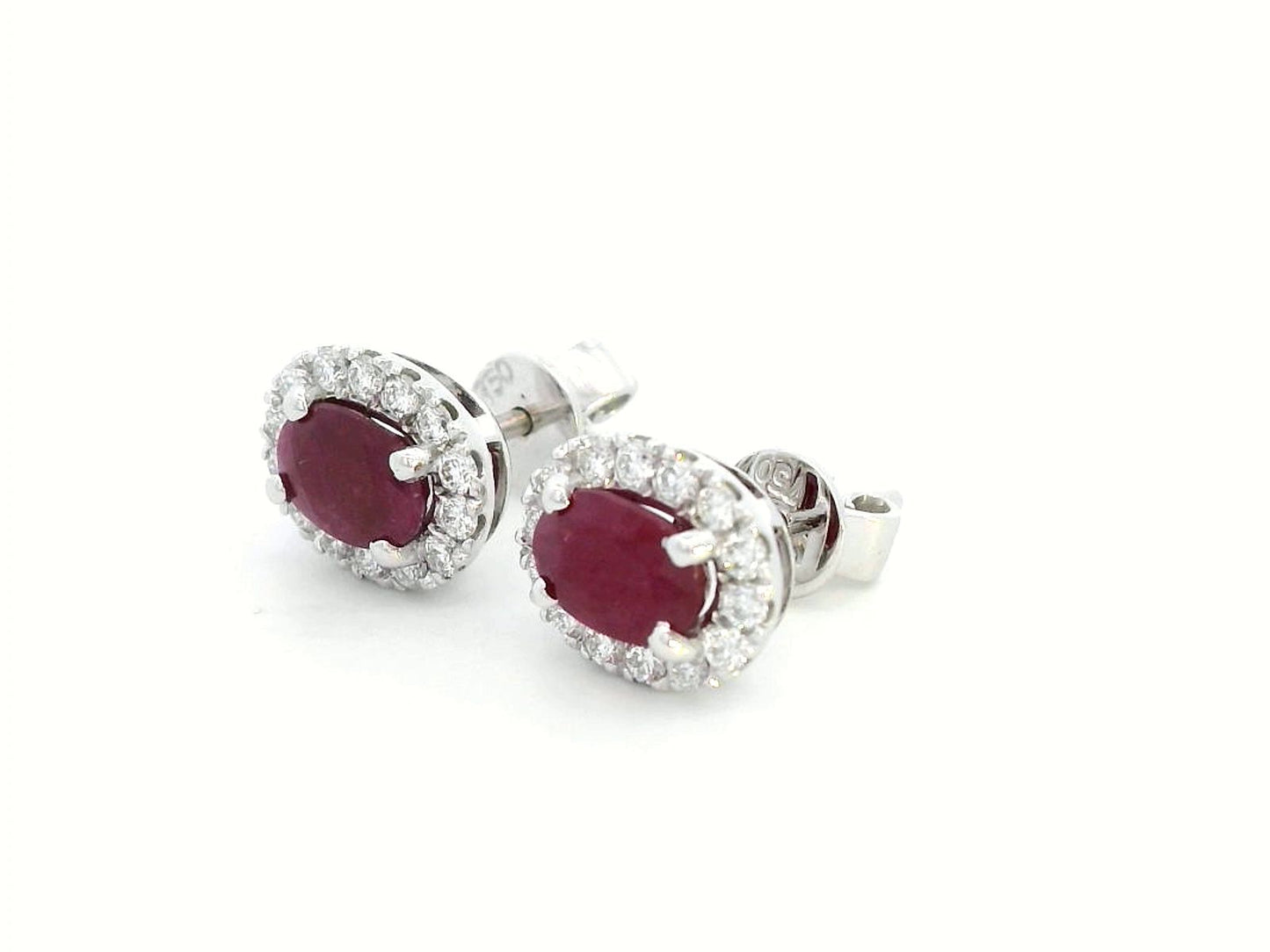 White gold earrings with oval rubies (1.52 CT) and a halo of sparkling diamonds (0.33 CT). Classic and elegant fine jewelry.