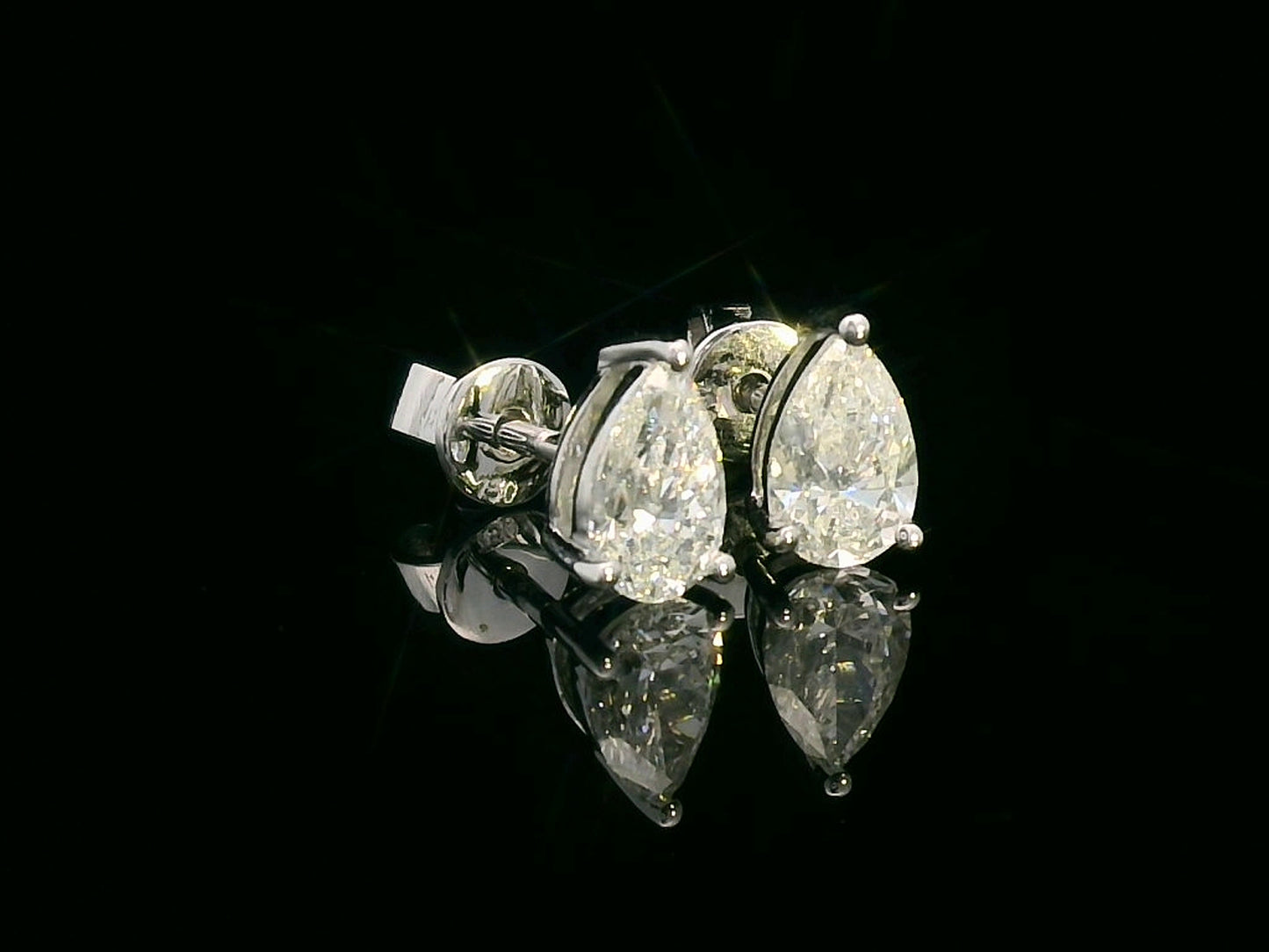 1.18 carat pear-cut diamond stud earrings set in 18K gold, featuring a brilliant sparkle and a timeless design.