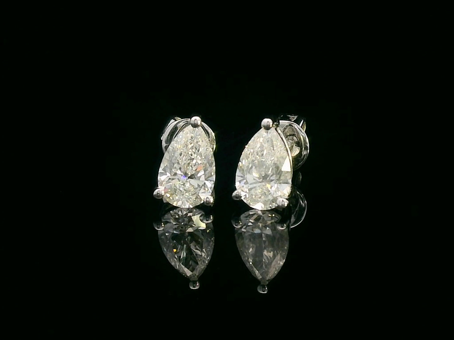 1.18 carat pear-cut diamond stud earrings set in 18K gold, featuring a brilliant sparkle and a timeless design.
