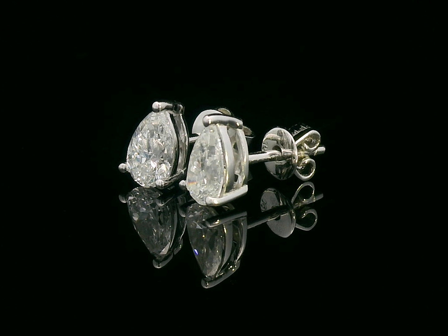 1.18 carat pear-cut diamond stud earrings set in 18K gold, featuring a brilliant sparkle and a timeless design.