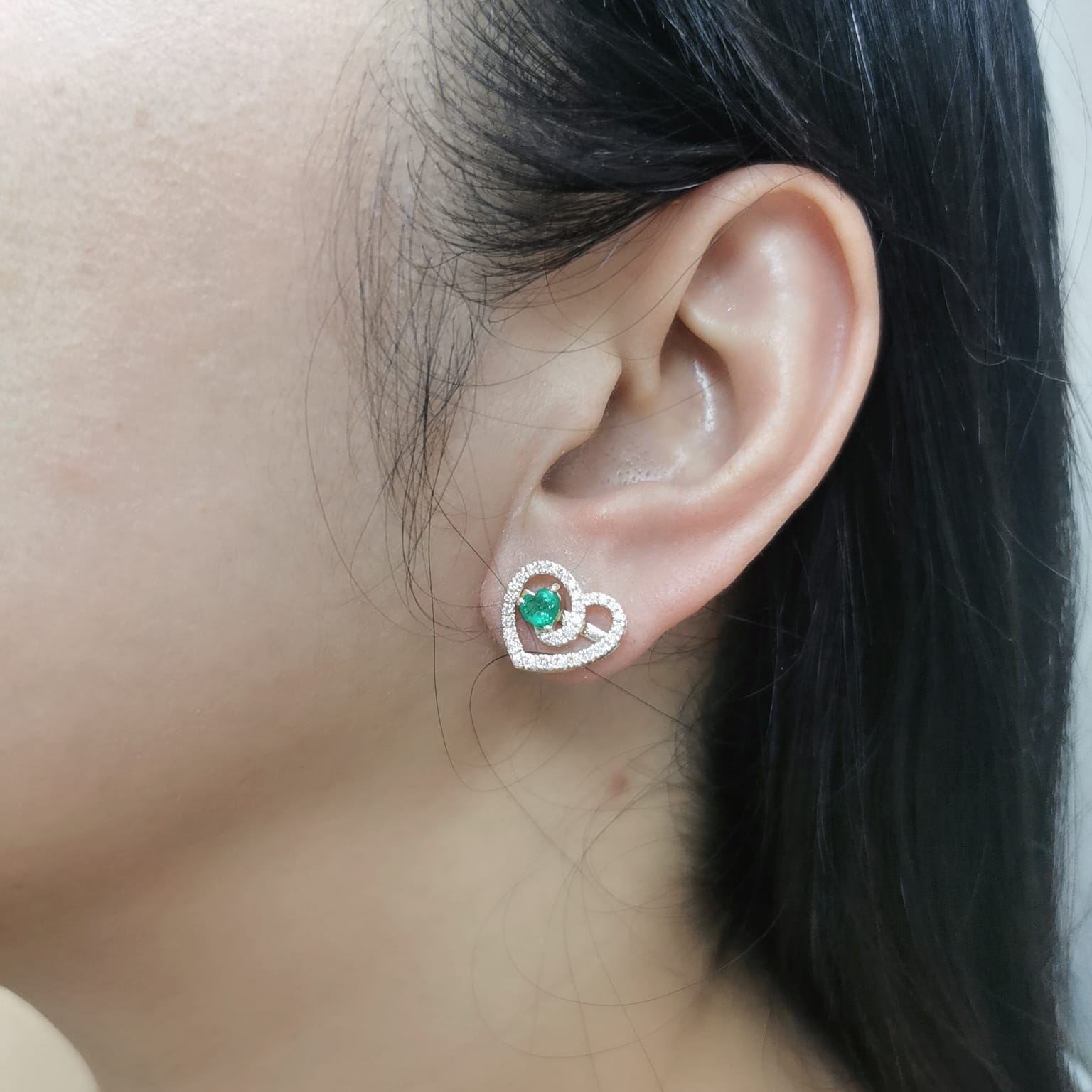 18K gold heart-shaped emerald and diamond earrings featuring 0.55 carats of emeralds and 0.52 carats of diamonds – romantic and elegant birthstone jewelry.