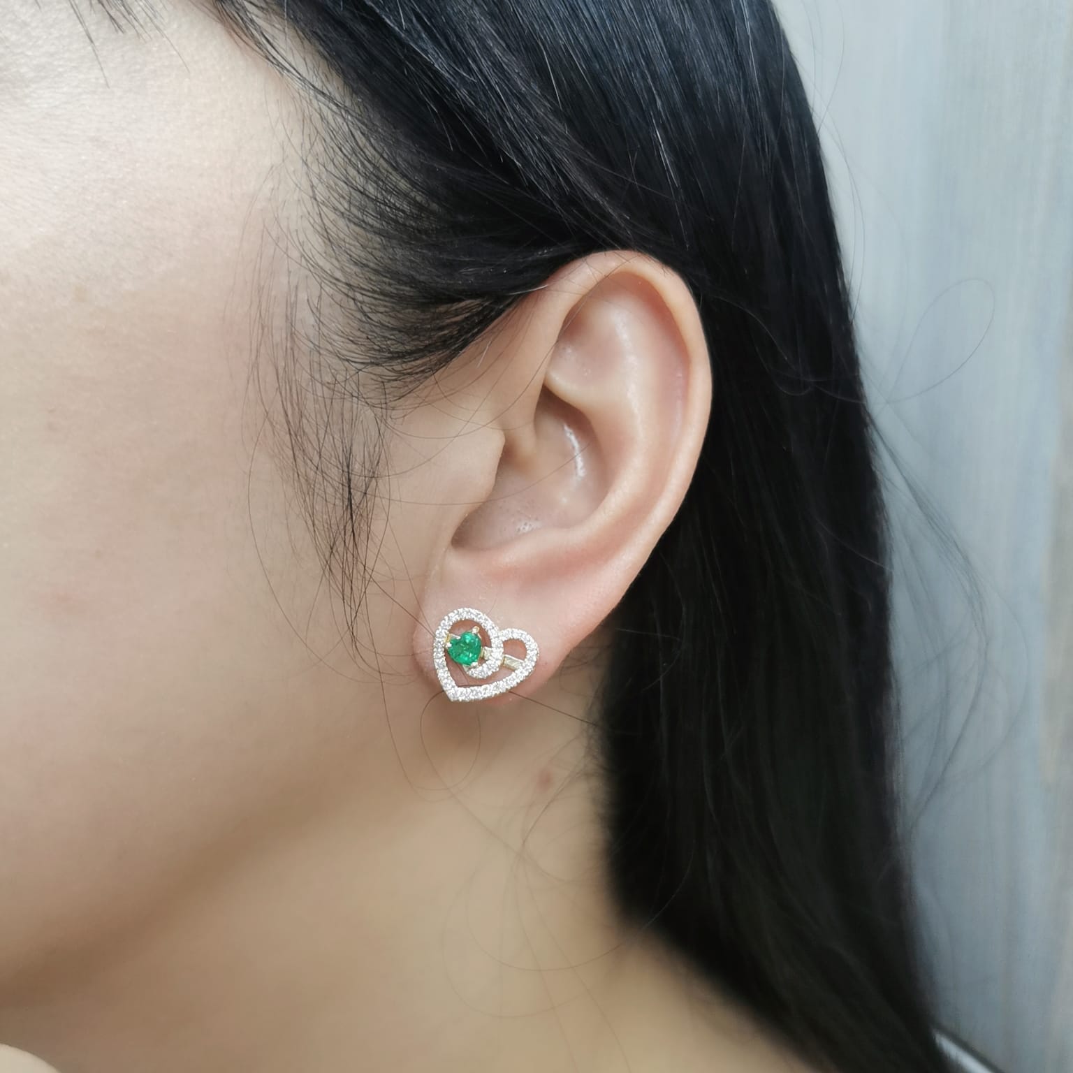 18K gold heart-shaped emerald and diamond earrings featuring 0.55 carats of emeralds and 0.52 carats of diamonds – romantic and elegant birthstone jewelry.