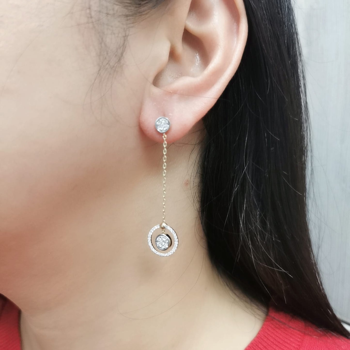 0.50 Carat Diamond Dangle Earrings in 18K Gold, elegant drop earrings with chain and circular diamond accents