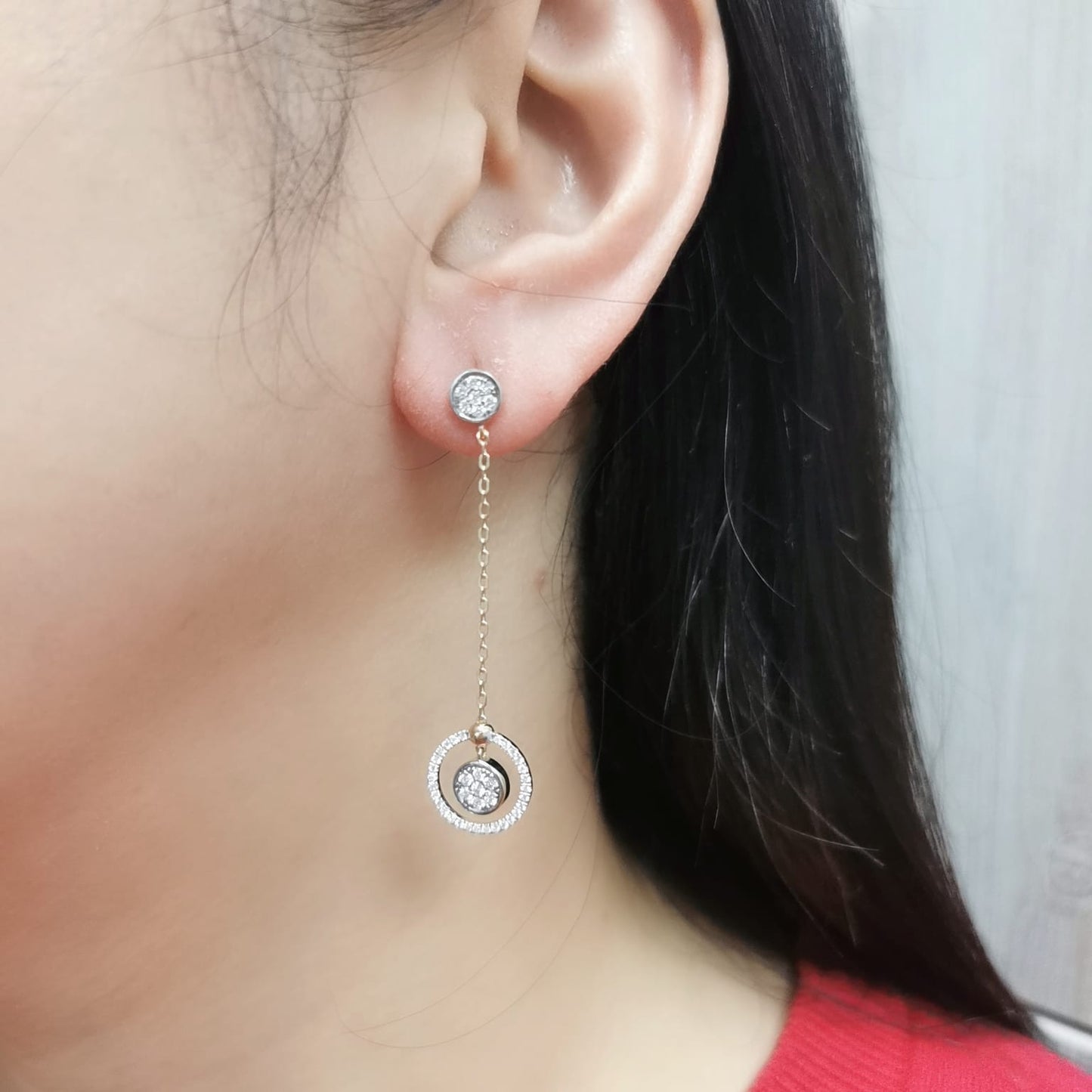 0.50 Carat Diamond Dangle Earrings in 18K Gold, elegant drop earrings with chain and circular diamond accents