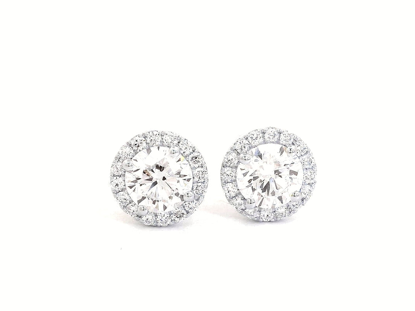 18K gold diamond halo stud earrings featuring two 1.00-carat round-cut center diamonds with a 0.33-carat halo – elegant and timeless bridal jewelry.