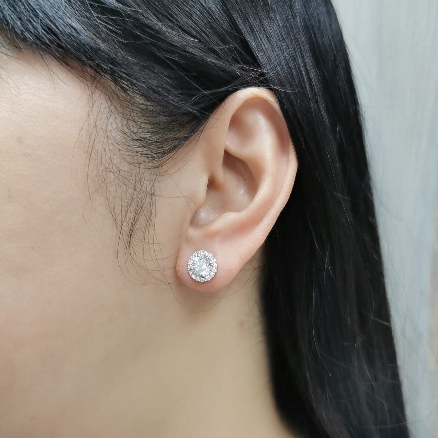 18K gold diamond halo stud earrings featuring two 1.00-carat round-cut center diamonds with a 0.33-carat halo – elegant and timeless bridal jewelry.