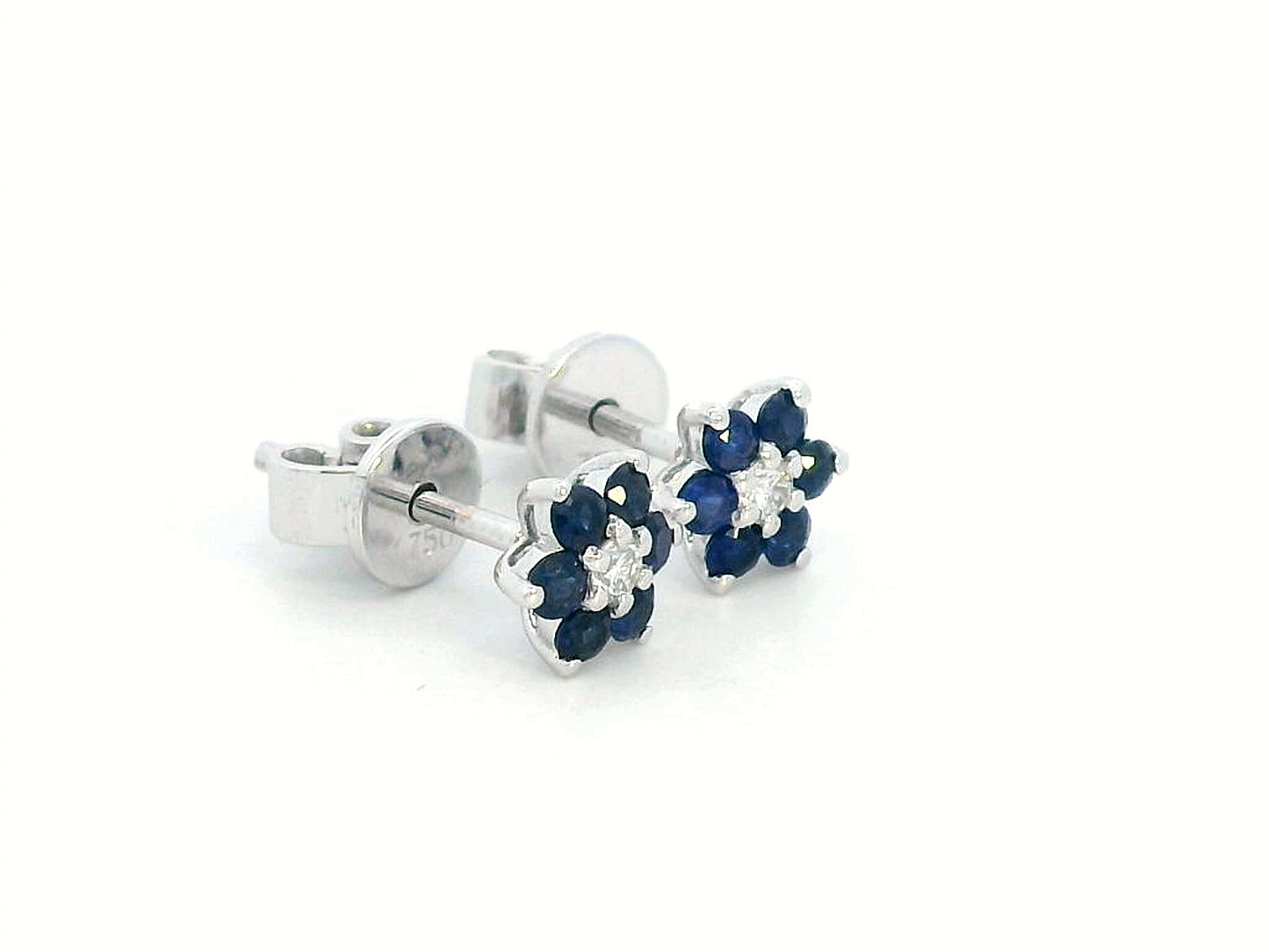 Elegant 18K gold sapphire and diamond flower stud earrings featuring 0.33 carats of blue sapphires and 0.05 carats of diamonds. A timeless floral design.