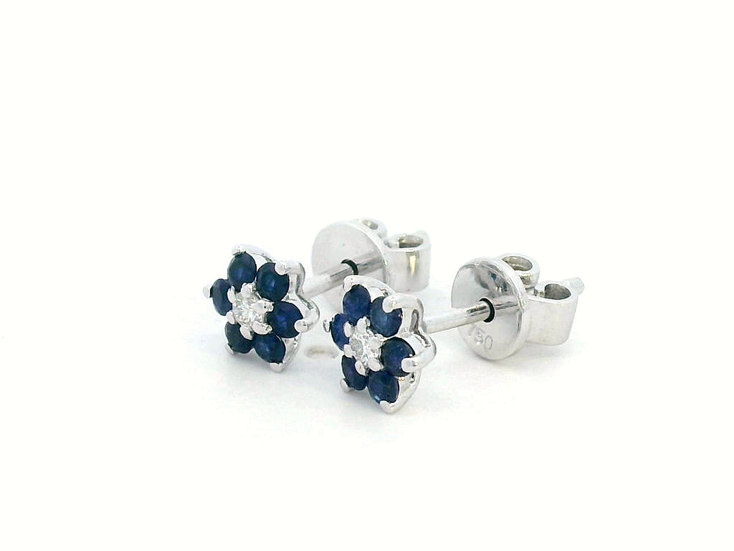 Elegant 18K gold sapphire and diamond flower stud earrings featuring 0.33 carats of blue sapphires and 0.05 carats of diamonds. A timeless floral design.