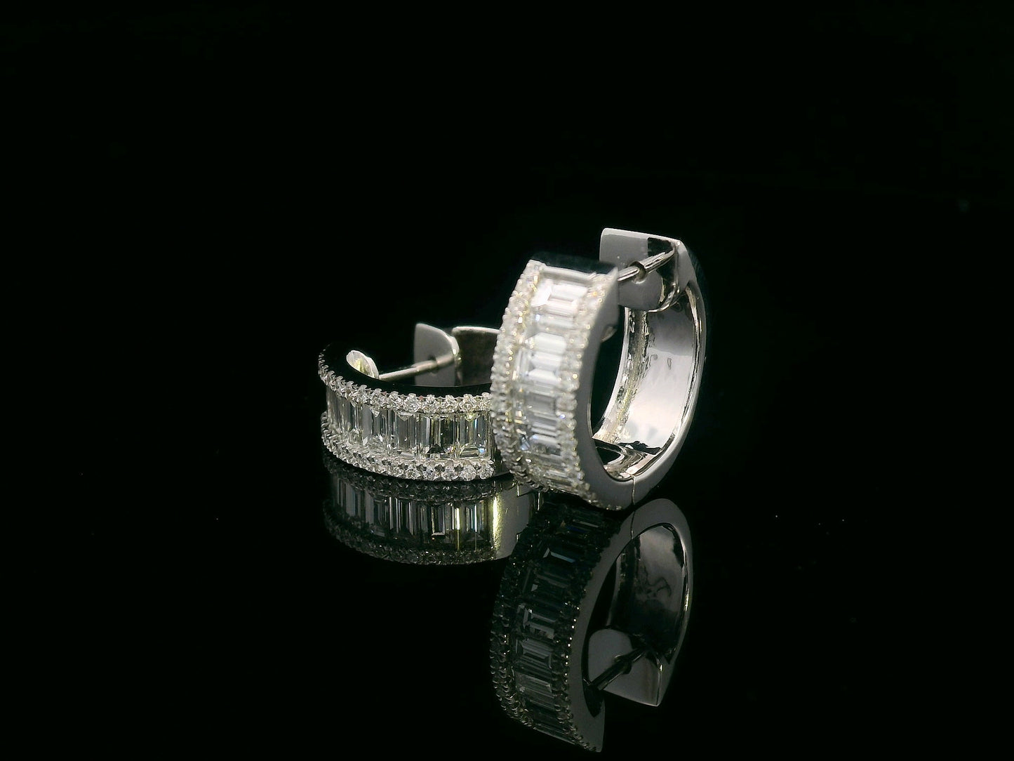 18K gold huggie hoop earrings with 1.58ct baguette and round diamonds. Elegant and timeless.