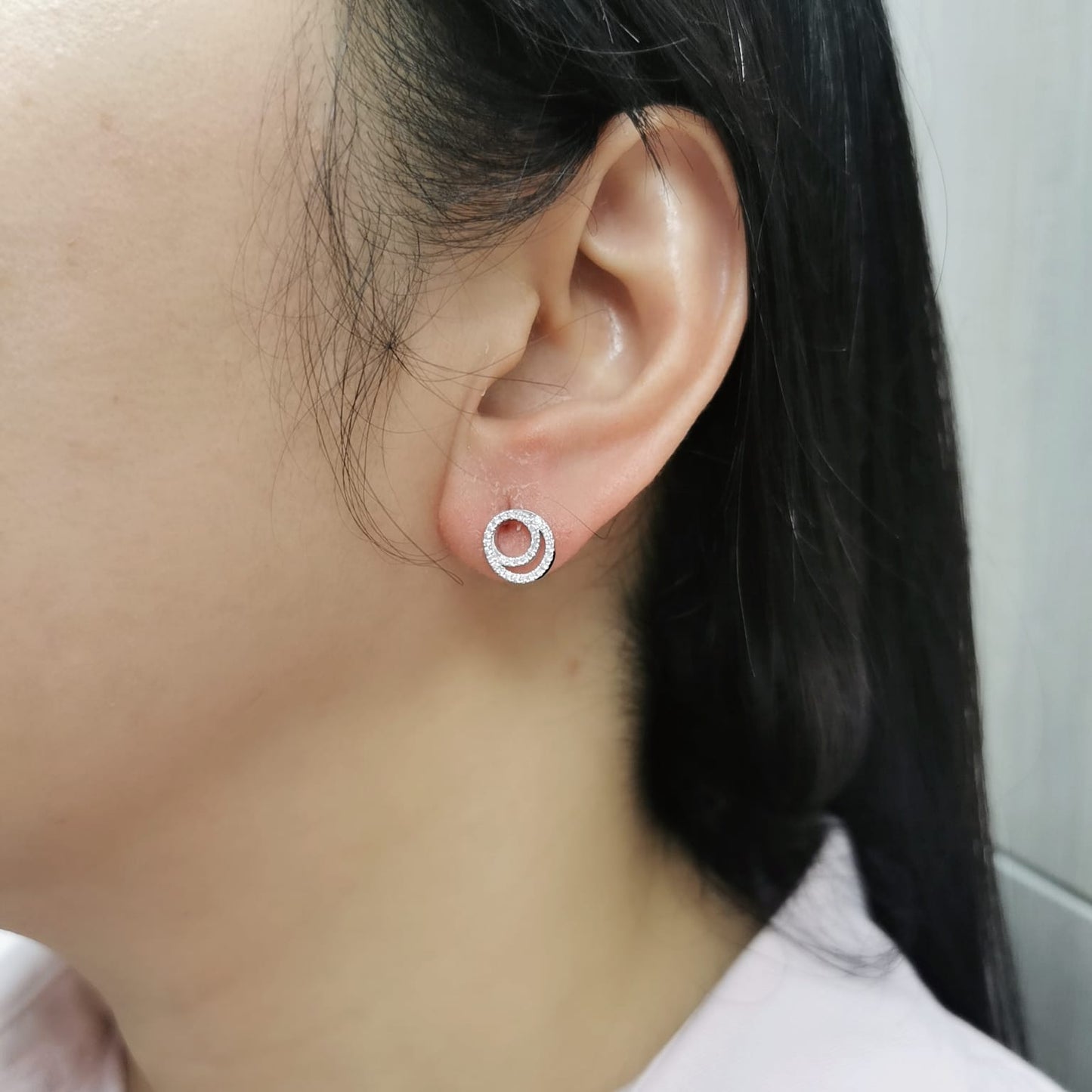 Geometric stud earrings with double open circle design in 18K gold – minimalist and modern style.