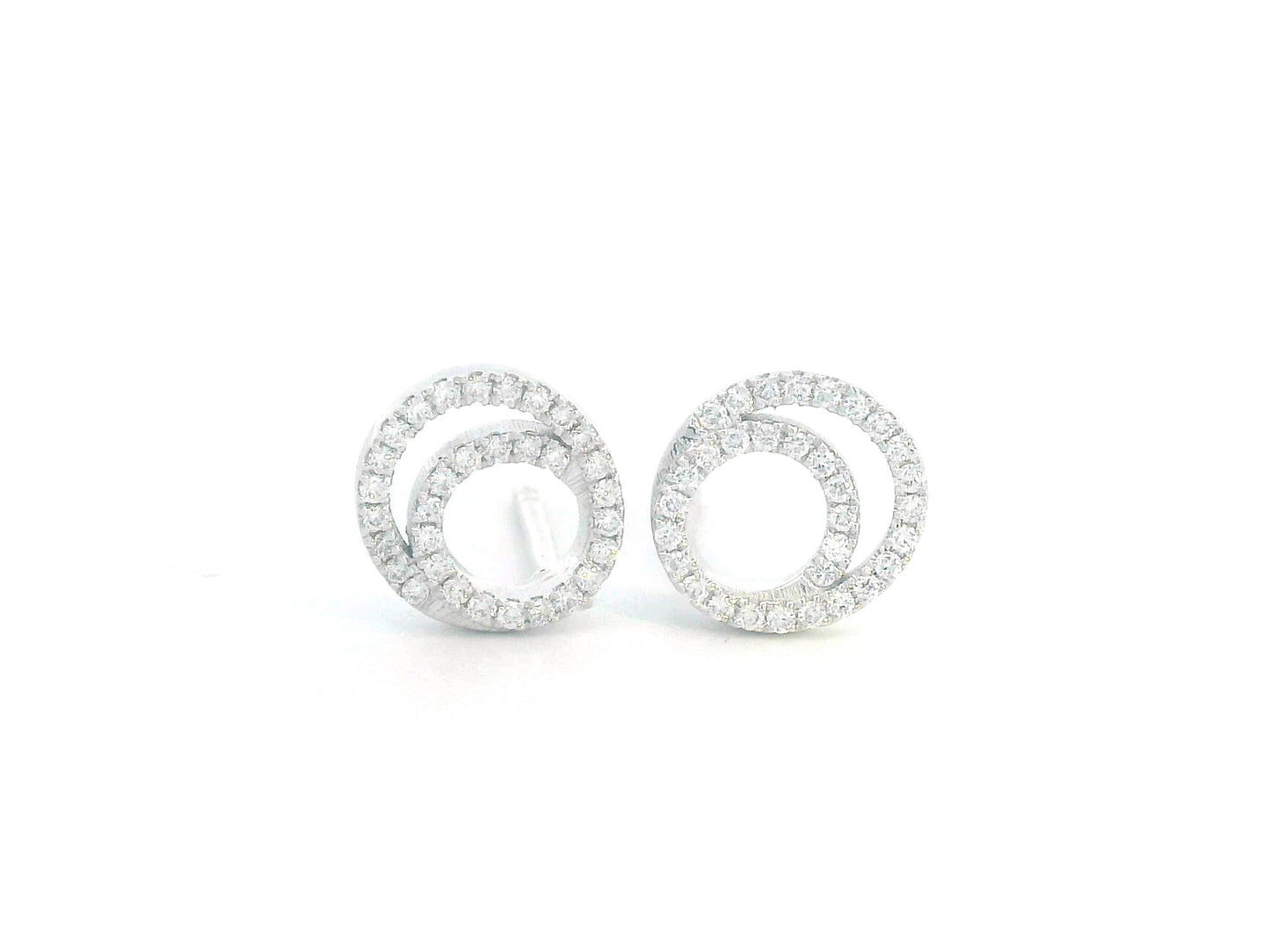 Geometric stud earrings with double open circle design in 18K gold – minimalist and modern style.