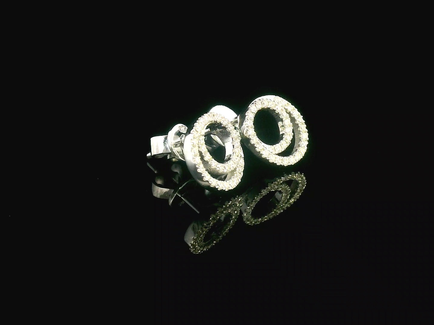 Geometric stud earrings with double open circle design in 18K gold – minimalist and modern style.