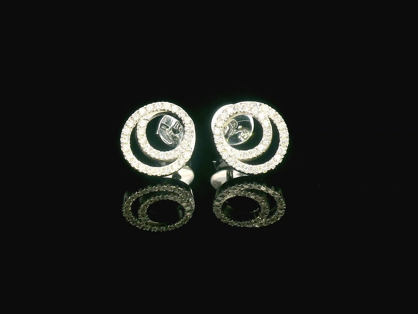 Geometric stud earrings with double open circle design in 18K gold – minimalist and modern style.