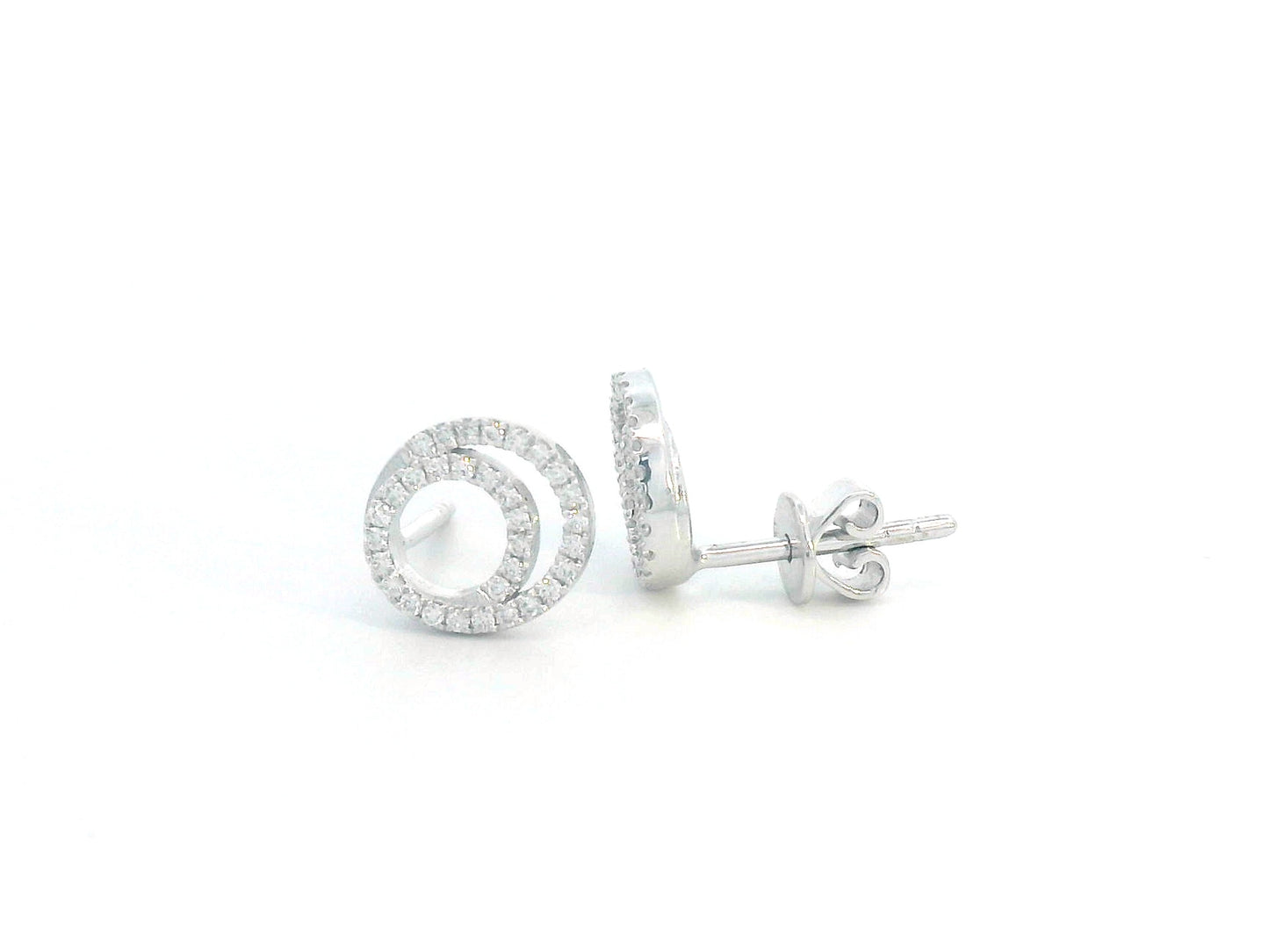 Geometric stud earrings with double open circle design in 18K gold – minimalist and modern style.