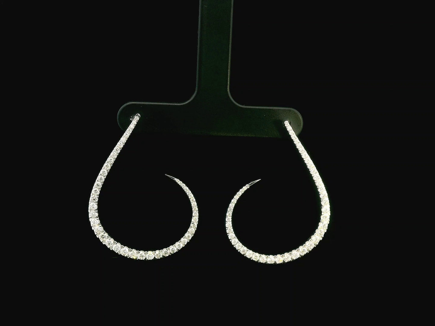 18K gold diamond curve earrings with 1.32 carats of diamonds, featuring a sleek and modern design for a sophisticated look.