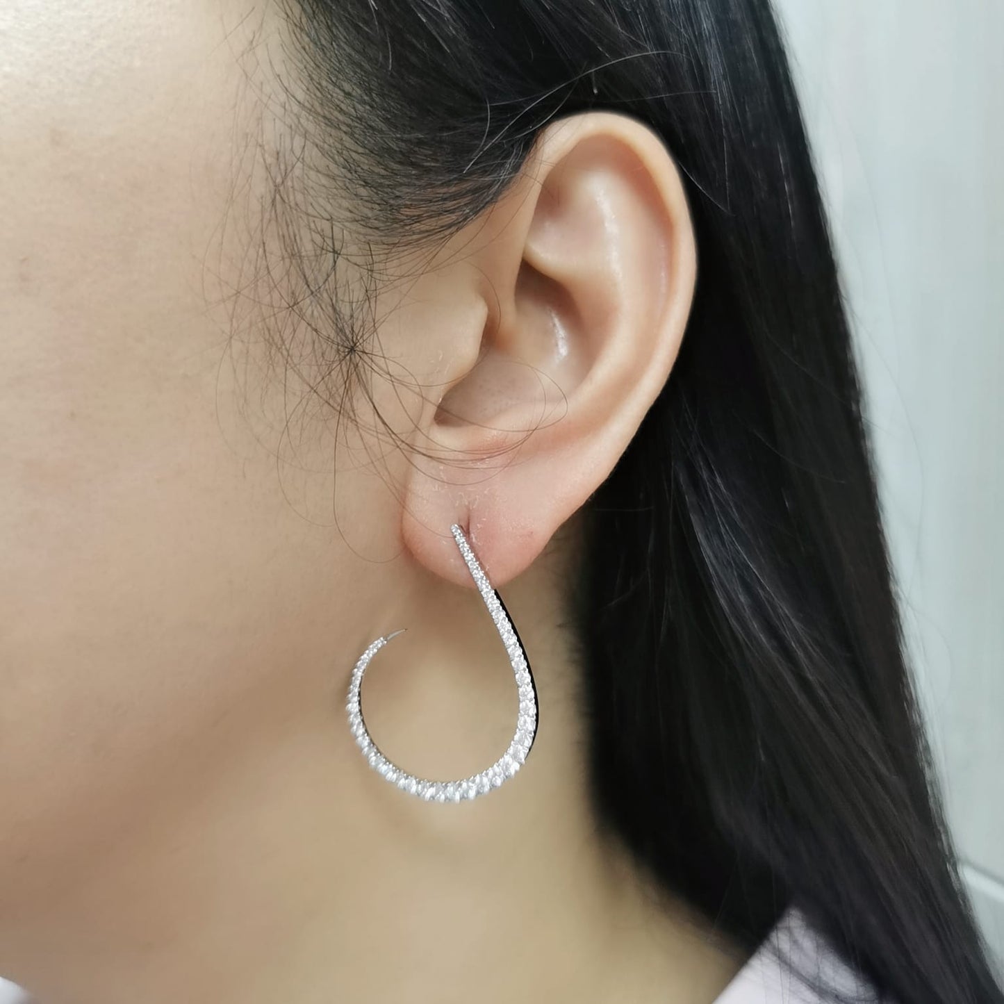 18K gold diamond curve earrings with 1.32 carats of diamonds, featuring a sleek and modern design for a sophisticated look.