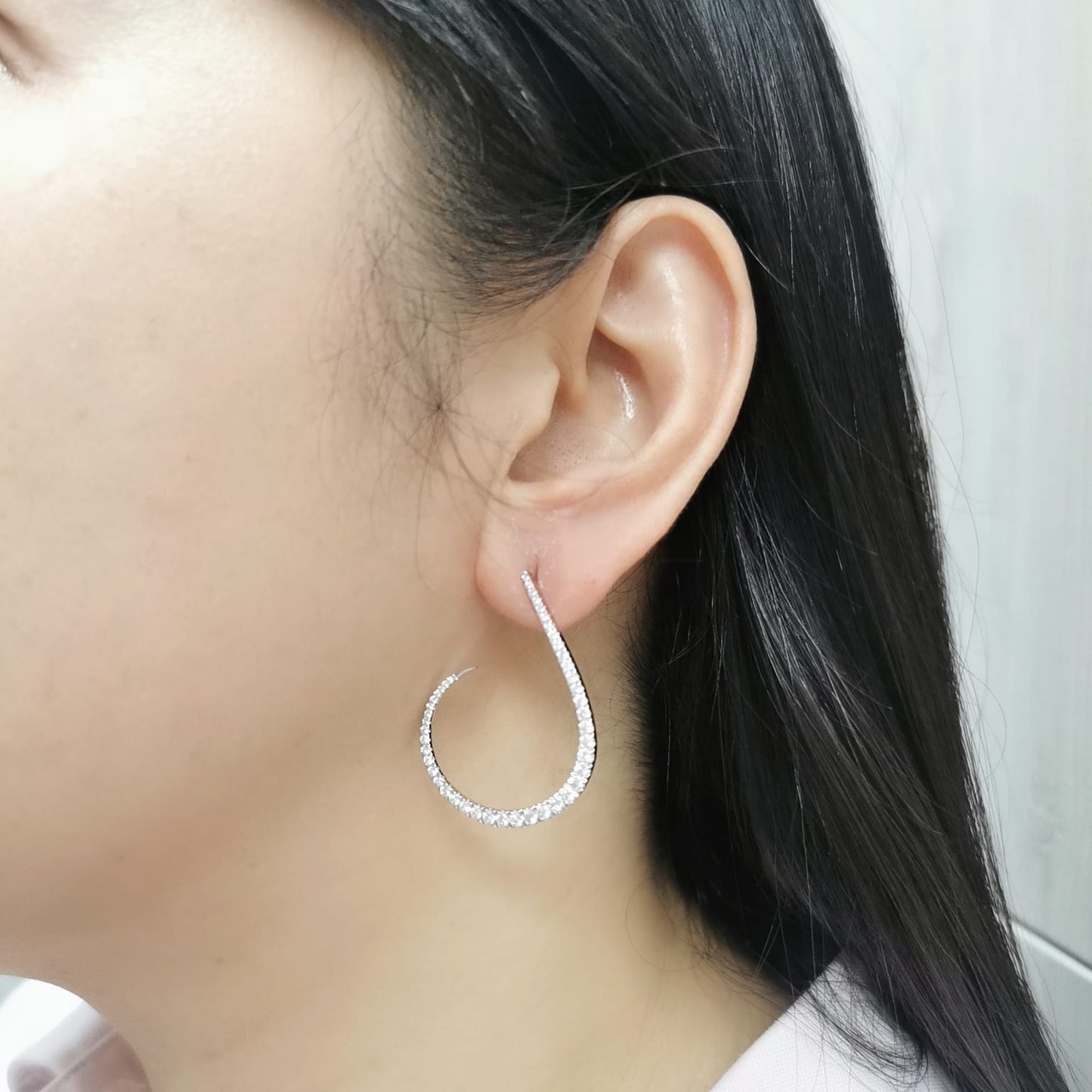 18K gold diamond curve earrings with 1.32 carats of diamonds, featuring a sleek and modern design for a sophisticated look.