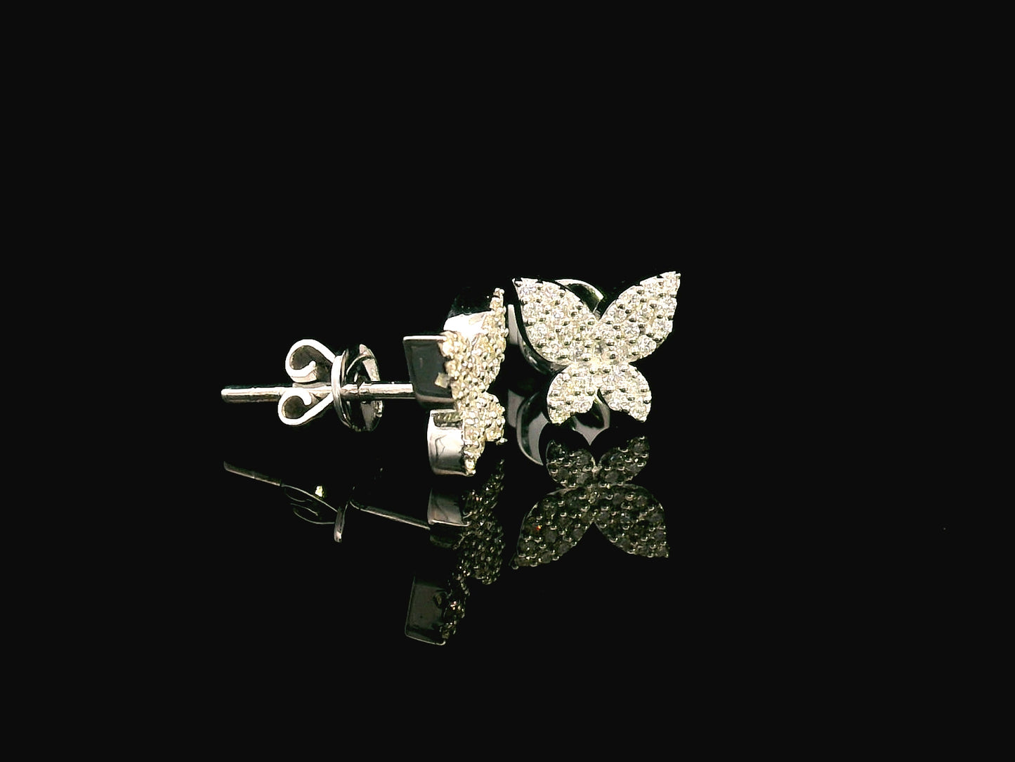 Butterfly diamond stud earrings in 18K gold – 0.26 carats pavé-set diamonds
