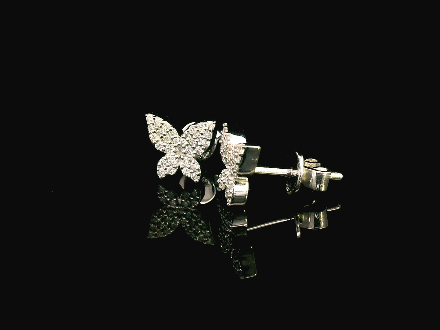 Butterfly diamond stud earrings in 18K gold – 0.26 carats pavé-set diamonds