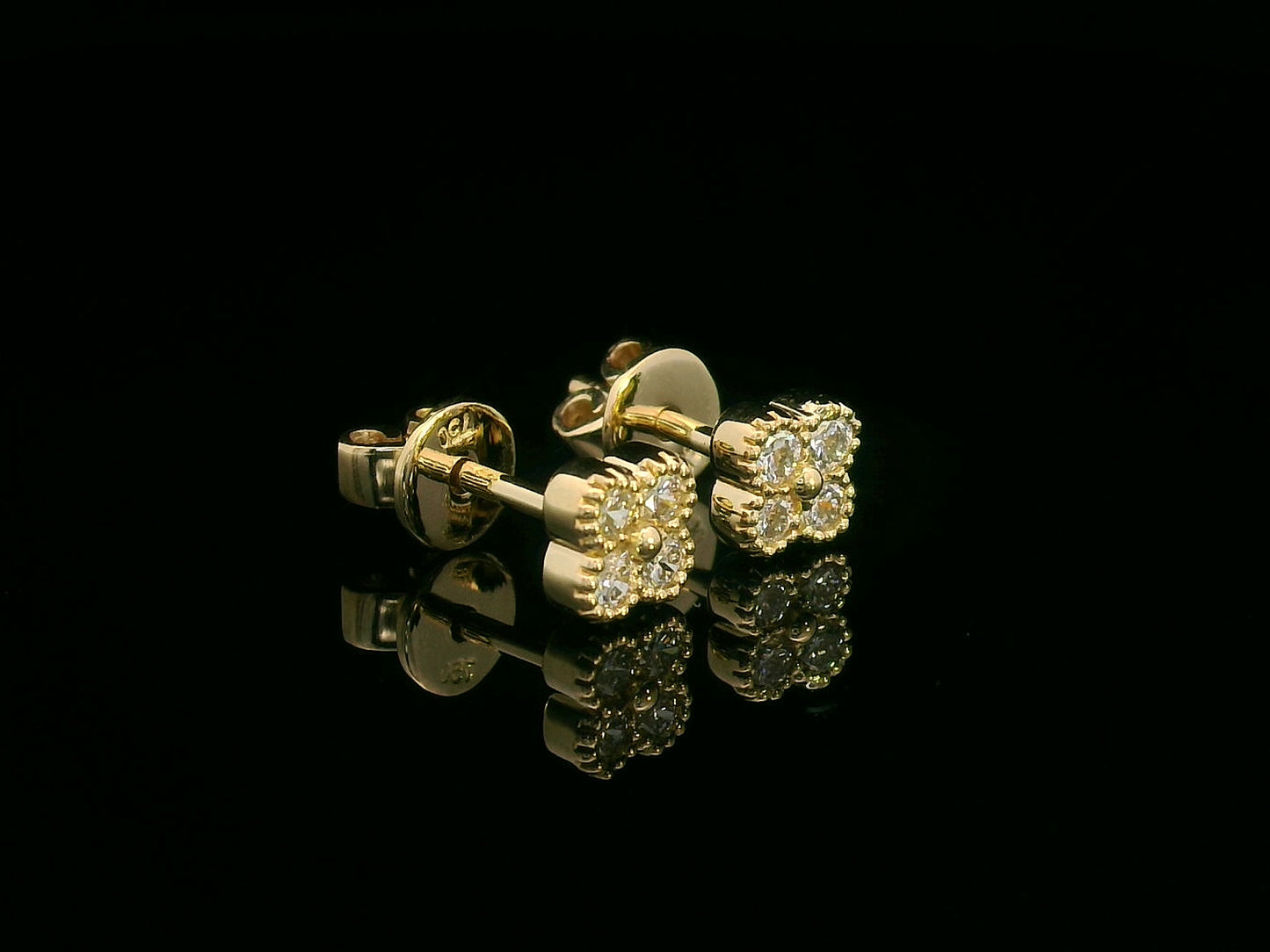 18K yellow gold diamond stud earrings with floral cluster design – 0.30ct minimalist style