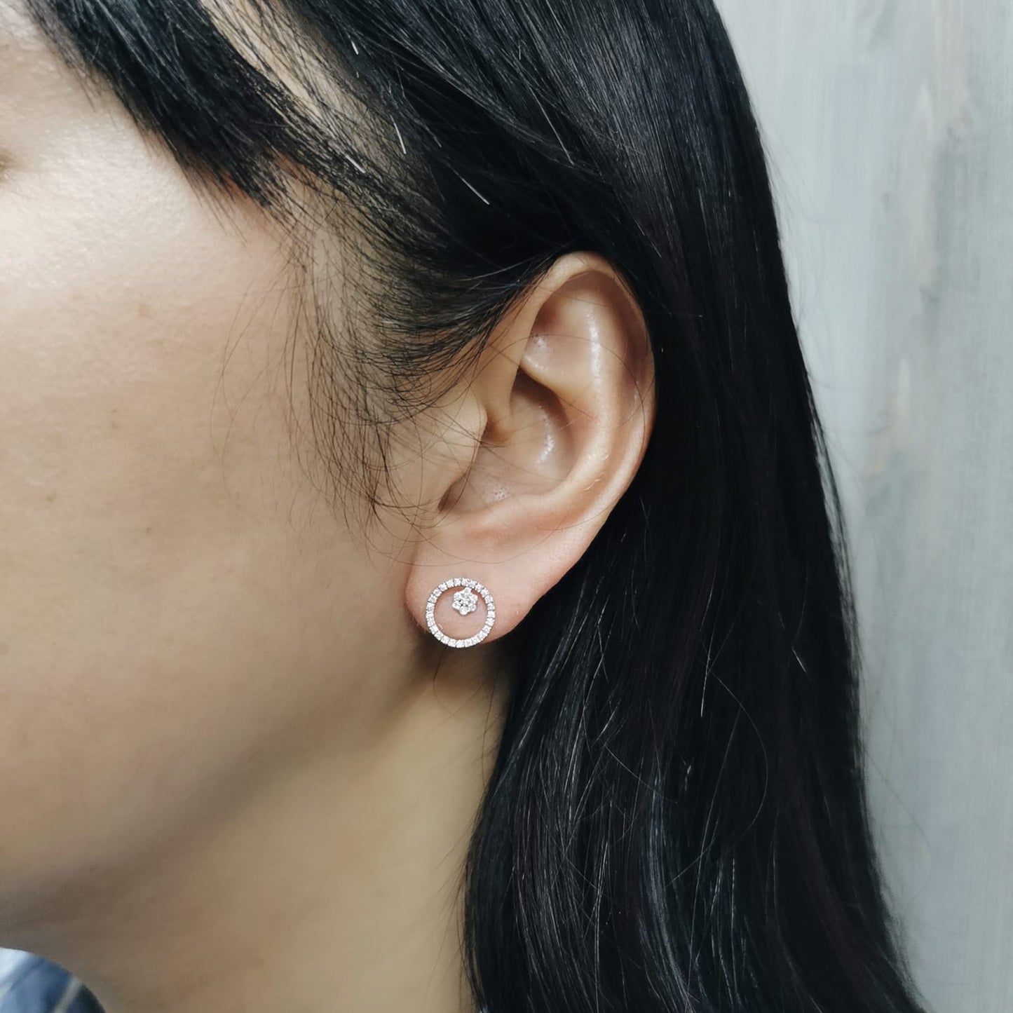 18K gold floral diamond earrings with 0.33 carat round diamonds in a circular stud design