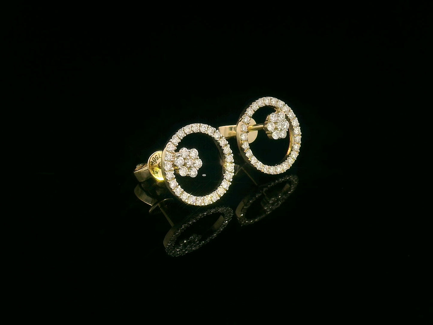 18K gold floral diamond earrings with 0.33 carat round diamonds in a circular stud design