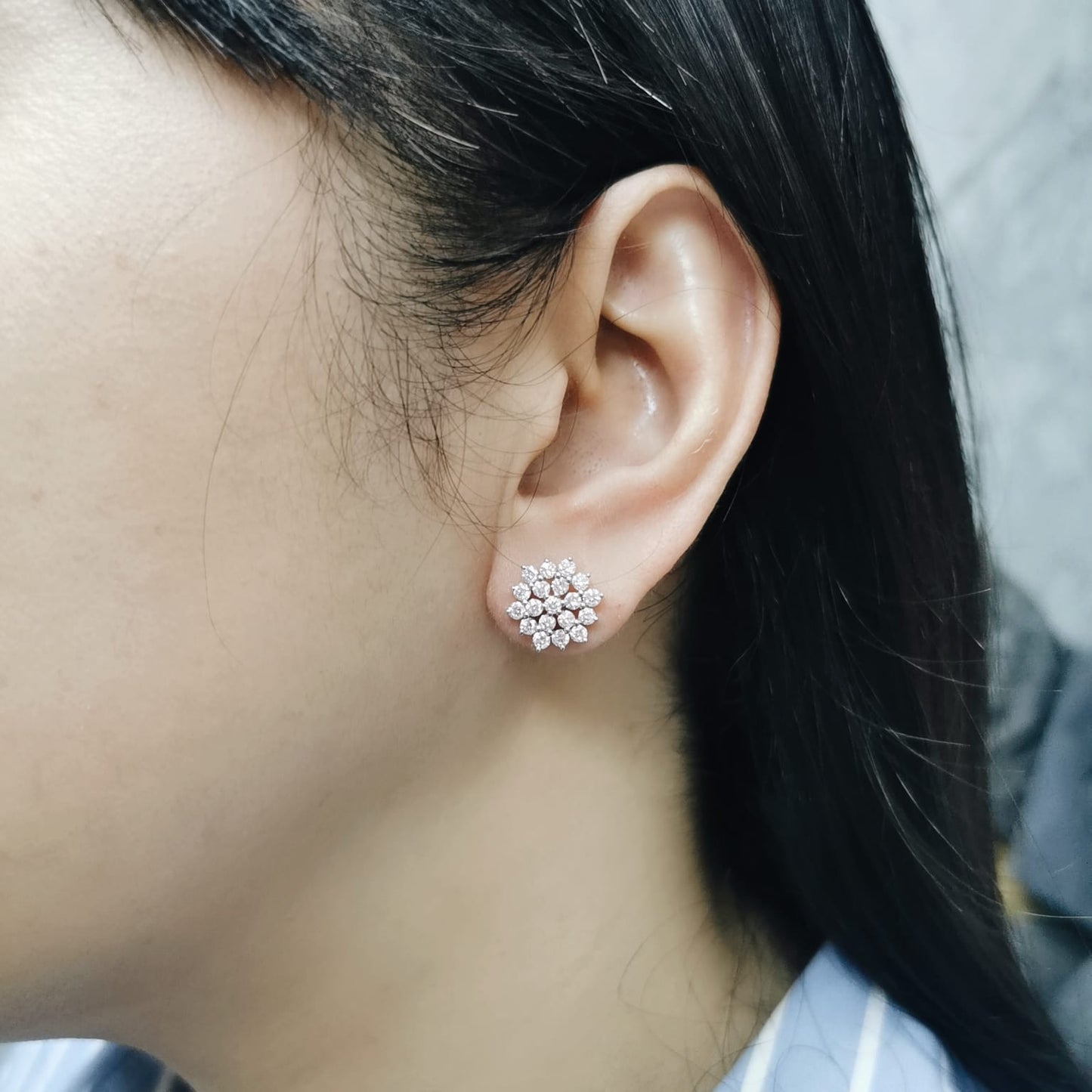 Floral diamond cluster earrings in 18K yellow gold, 1.43 carat total weight