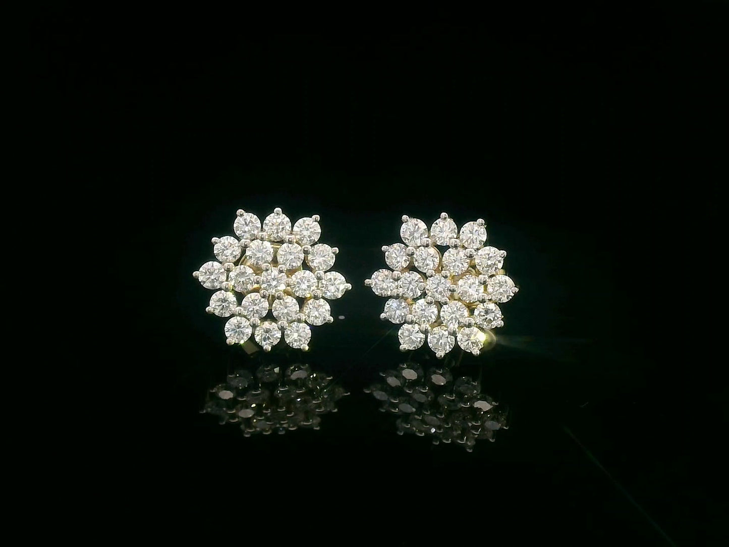 Floral diamond cluster earrings in 18K yellow gold, 1.43 carat total weight