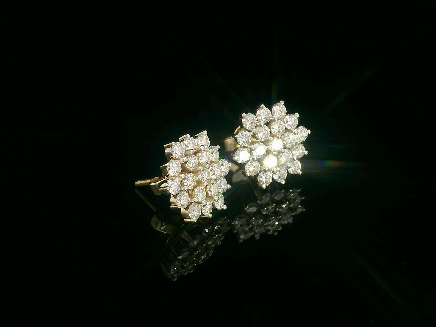 Floral diamond cluster earrings in 18K yellow gold, 1.43 carat total weight