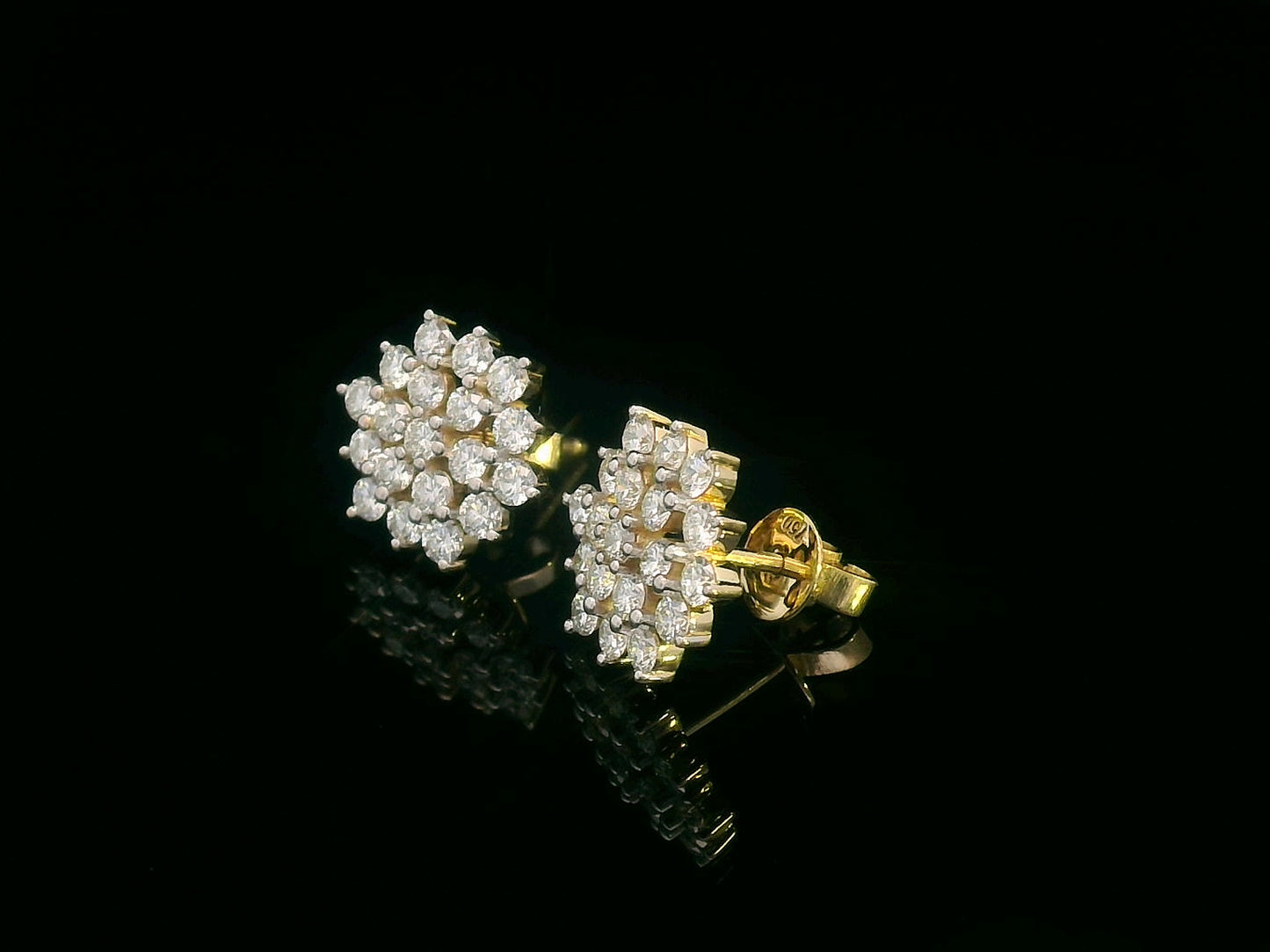 Floral diamond cluster earrings in 18K yellow gold, 1.43 carat total weight