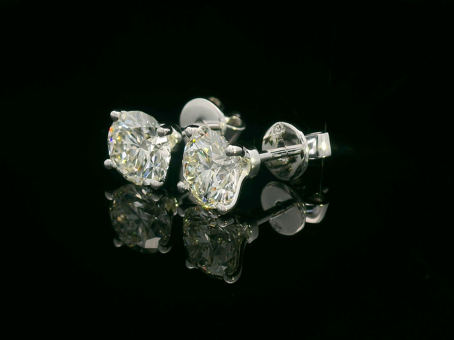 18K gold diamond stud earrings with 1.01ct IGI certified VS2 I color diamonds in solitaire prong setting