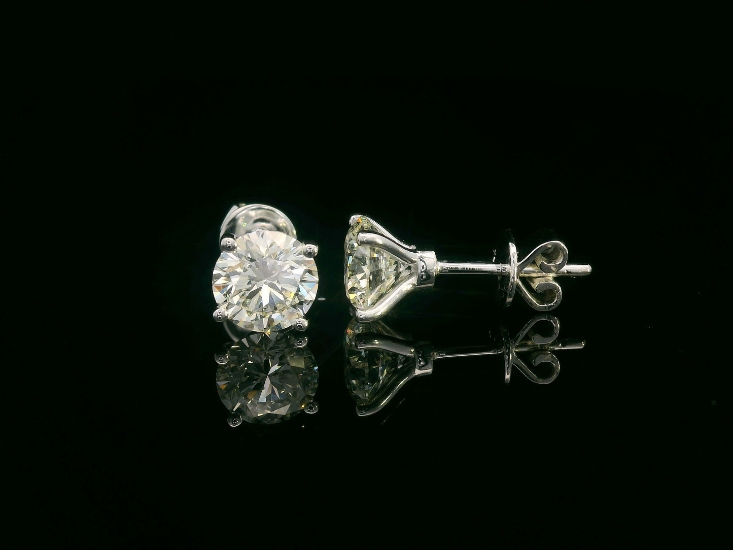 18K gold diamond stud earrings with 1.01ct IGI certified VS2 I color diamonds in solitaire prong setting