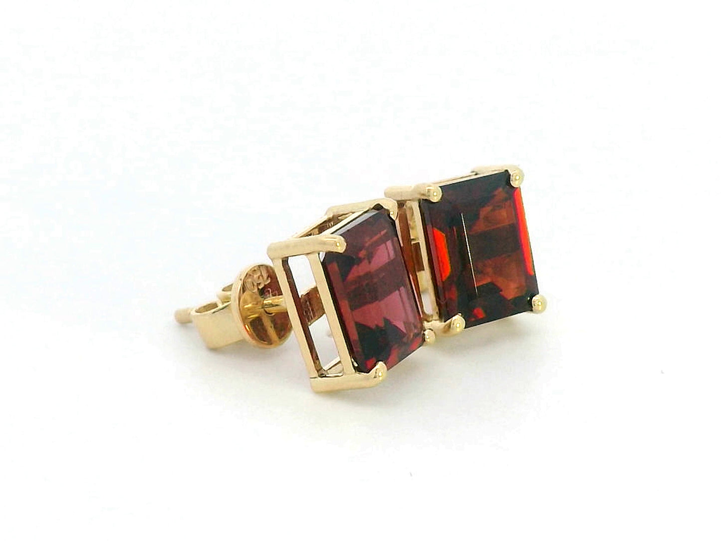 18K yellow gold earrings with emerald-cut garnets in four-prong setting, 4.29 carat total